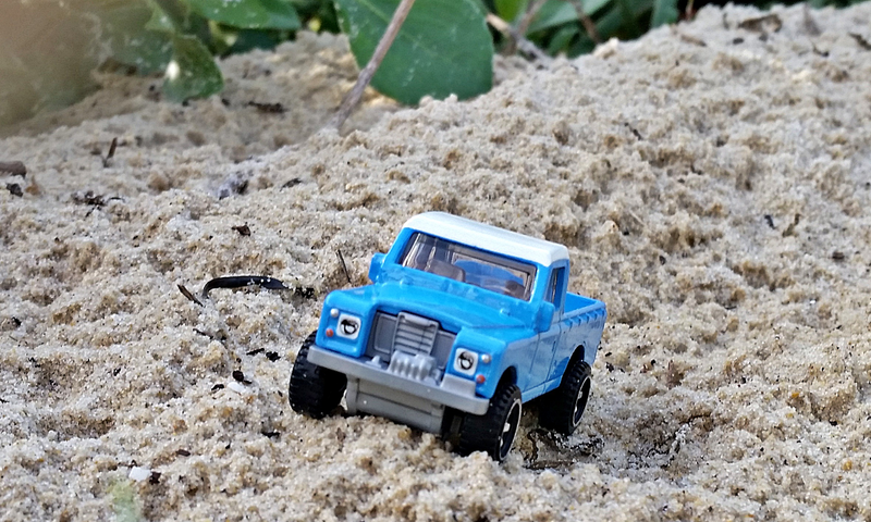 Illustration for article titled Hour Rule: Land Rover Series III Pick Up in Rough Terrain